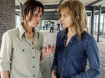 Besonders freundlich war man nicht zueinander bei der RAF, wie im ARD-Dokudrama "Stammheim - Zeit des Terrors" zu sehen: Ulrike Meinhof (Tatiana Nekrasov) im Gespräch mit Gudrun Ensslin (Lilith Stangenberg) beim Hofgang in der JVA Stammheim. Den Film plus eine Doku produzierte das Erste zum 50. Jahrestag des Prozessbeginns.