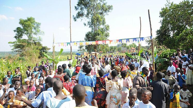 Hunderte Menschen begrüßen die Gäste aus Hannberg und Adelsdorf in Busagula mit Gesang und Tanz. Foto: Stefan Reinmann
