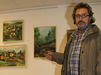 Christian Sergiu Ianza zeigt Kunst verschiedenster Art in seinem Künstlerhäuschen in Kleinvichtach. Die aktuelle Ausstellung ist bis zum 25. Oktober zu sehen.  Foto: Sonja Adam