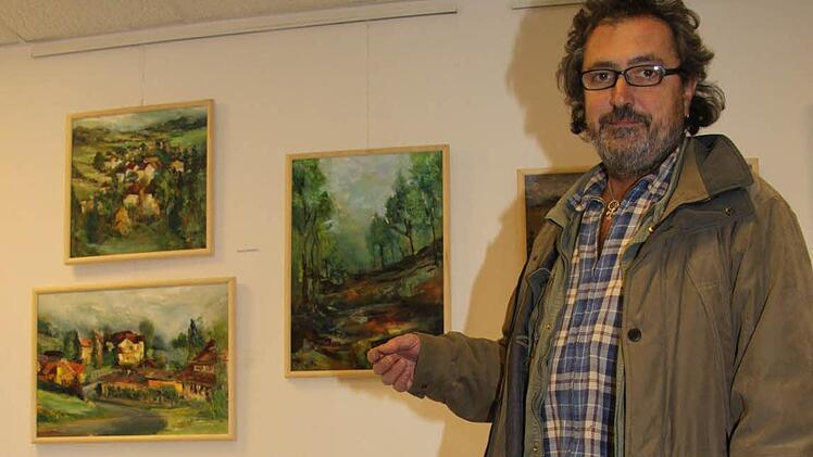 Christian Sergiu Ianza zeigt Kunst verschiedenster Art in seinem Künstlerhäuschen in Kleinvichtach. Die aktuelle Ausstellung ist bis zum 25. Oktober zu sehen.  Foto: Sonja Adam