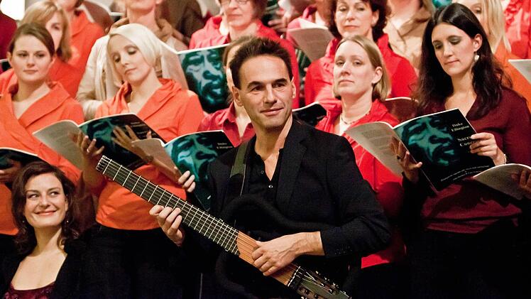 Uli Singer leitet seine Bigband an der E-Gitarre.