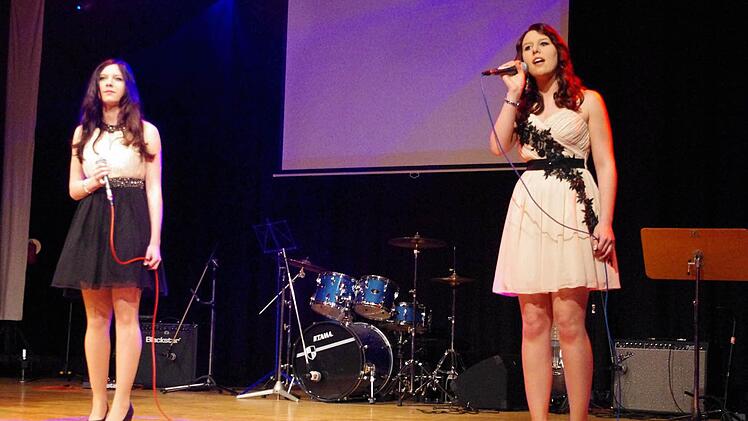 Das Gesangsduo (von links) Tatjana Weber und Lisa Graf begeisterten mit "Total eclipse of the heart".