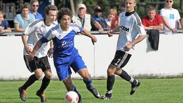 Typisch für weite Bereiche des Spiels: Die Burgkunstadter bekommen keinen richtigen Zugriff auf die schnellen Frohnlacher Angreifer. Hier hat sich der zweifache Torschütze Tevin McCullough an Alexander Baier (links) und Marco Dießenbacher vorbei gespielt und zieht nach innen.