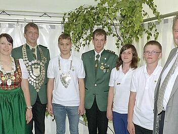 Gruppenbild mit treffsicheren Schützen (v.l.): Schützenmeister Heinz Hennig, Damenkönigin Jennifer Fürst, Schützenkönig Achim Fürst und Jugendkönig Florian Hennig, Vorsitzender Rainer Fürst, Jugendvereinsmeisterin Jasmin Hofmann und Schülervereinsmeister Achim Leicht sowie Zweiter Bürgermeister Hans Göller  Foto: Wolf