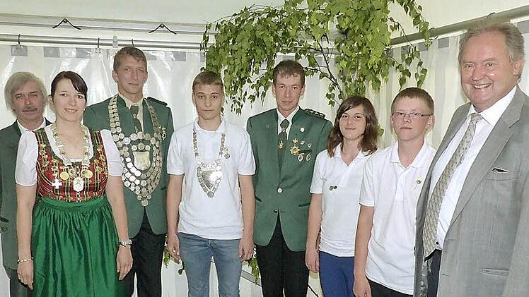 Gruppenbild mit treffsicheren Schützen (v.l.): Schützenmeister Heinz Hennig, Damenkönigin Jennifer Fürst, Schützenkönig Achim Fürst und Jugendkönig Florian Hennig, Vorsitzender Rainer Fürst, Jugendvereinsmeisterin Jasmin Hofmann und Schülervereinsmeister Achim Leicht sowie Zweiter Bürgermeister Hans Göller  Foto: Wolf