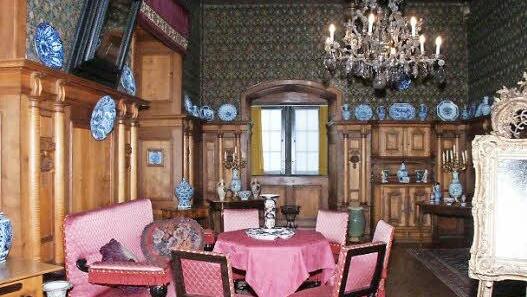 Als seien die Zimmer noch bewohnt: Die Einrichtung auf Schloss Aschach ist noch im original erhalten. Foto: Peter Klopf