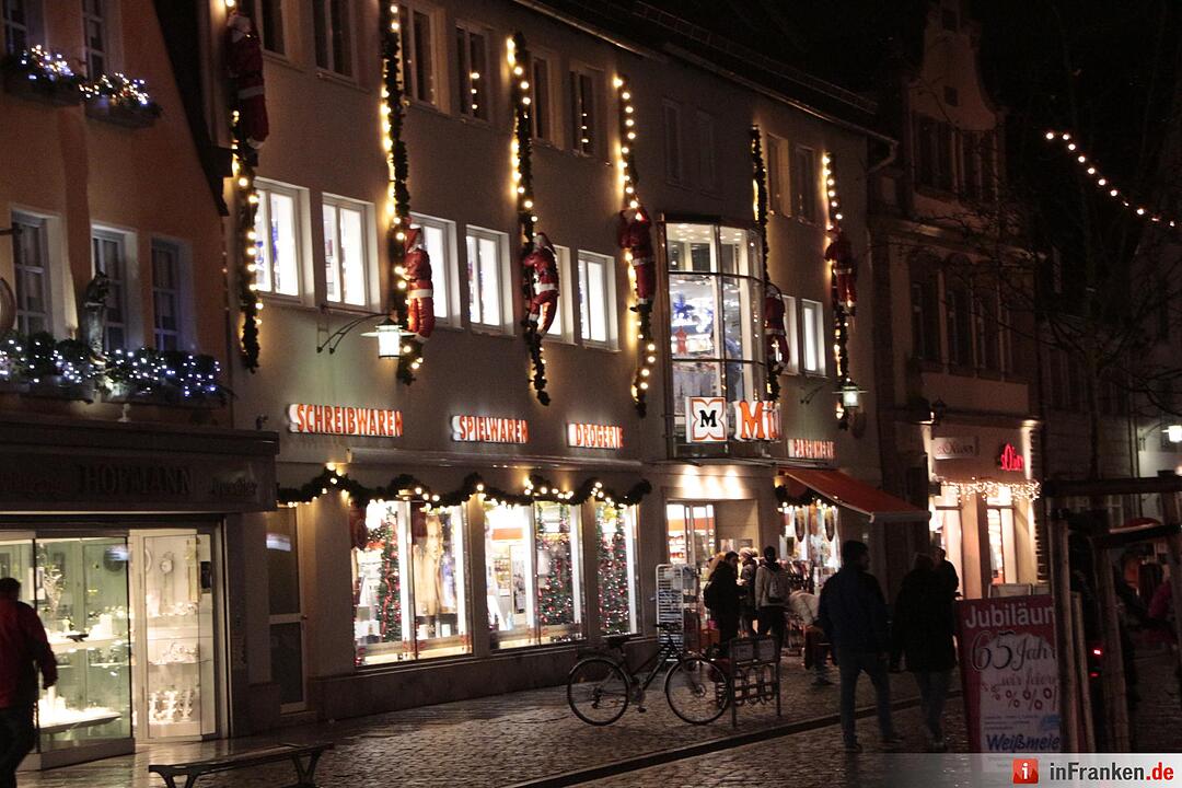 Das erste Fenster des Forchheimer Adventskalenders wurde von Weihnachtsengel Petra geöffnet.