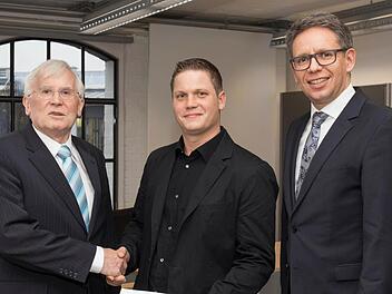 Gratulation zum Bayerischen Staatspreis (von links): Anton Staudigl, Direktor der Freiherr-von-Rast-Berufsschule Coburg, Preistr&auml;ger Paul Wilk und Michael Stammberger, Leiter Aus- und Weiterbildung Brose Gruppe. Foto: Katja Herrmann