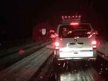 Heftiger Schneefall führte am Dienstag zu langen Staus auf der A 70 bei Würgau. Foto: Holhut