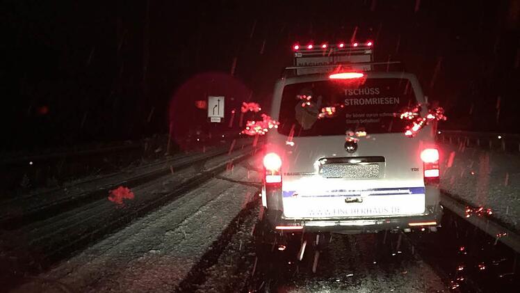 Heftiger Schneefall führte am Dienstag zu langen Staus auf der A 70 bei Würgau. Foto: Holhut