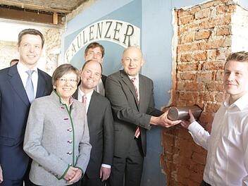 Die Zeitkapsel wird von Bürgermeister Claus Schwarzmann und dem Vorsitzenden der "Faulenzer", Jonas Roppelt, versenkt. Zudem auf dem Bild: Thomas Silberhorn, Heidrun Piwernetz , Michael Hofmann und Hermann Ulm (v.l.)  Foto: Sylvia Hubele