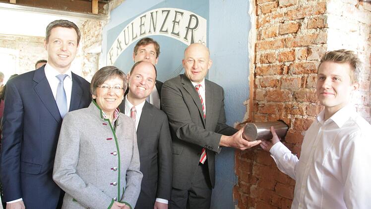 Die Zeitkapsel wird von Bürgermeister Claus Schwarzmann und dem Vorsitzenden der "Faulenzer", Jonas Roppelt, versenkt. Zudem auf dem Bild: Thomas Silberhorn, Heidrun Piwernetz , Michael Hofmann und Hermann Ulm (v.l.)  Foto: Sylvia Hubele