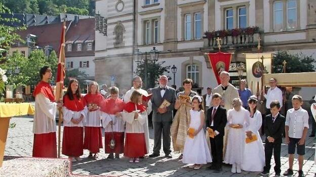 Hunderte Gläubige waren bei der Fronleichnamsprozession in Kulmbach dabei. Der erste Altar war am Marktplatz aufgebaut. Foto: Sonny Adam