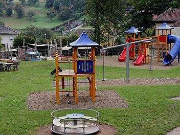 Eine Summe von rund 100 000 Euro investierte die Stadt Eltmann in die neuen Spielgeräte und schöne Außenanlage des Kindergartens Weisbrunn. Foto: Günther Geiling