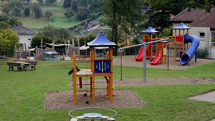 Eine Summe von rund 100 000 Euro investierte die Stadt Eltmann in die neuen Spielgeräte und schöne Außenanlage des Kindergartens Weisbrunn. Foto: Günther Geiling