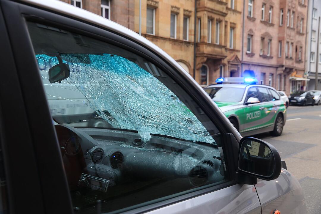 14-Jähriger in Nürnberg von Auto erfasst - Junge schwebt in Lebensgefahr