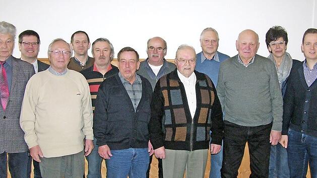 Der ausgeschiedene Vereinsvorsitzende Siegfried R&uuml;diger (links) und MdL Susann Biedefeld (rechts) mit den f&uuml;r langj&auml;hrige Treue ausgezeichneten "Siebener-Jubilaren".  Foto: Klaus Oelzner