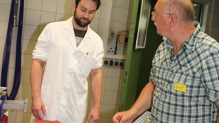 Siegfried G&uuml;nther greift am Salamistand, der von Tim Walther betreut wird, gerne zu. Die Salami kommt ohne Wursth&uuml;lle aus und wird mit einem Alginat hergestellt. Foto: Sonny Adam