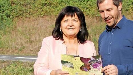 Kreisfachberater Johannes Bayer und Bürgermeisterin Gertrud Bühl stellten den neuen Flyer an der Blühfläche der Gemeinde Breitbrunn, die Projektträgerin der Aktion "Blühender Landkreis" ist, vor. Foto: gg