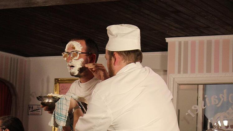 Um der Entdeckung durch Knochenbrecher-Kalle zu entgehen greift Emil (Christian Ziegler, rechts) zu drastischen Methoden. Eine Sahnetorte im Gesicht von Nick (Michael Then) dient schnell zur Tarnung.