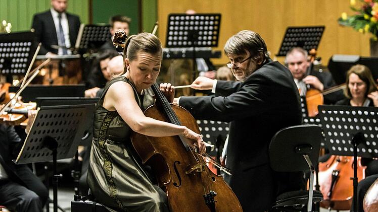Viel Beifall gab es in Neustadt für die Uraufführung der 2. Sinfonie des in Ahorn lebenden Komponisten Gerhard Deutschmann. Umjubelte Solistin beim Konzert der Musikfreunde unter Leitung von Hans Stähli war die Cellistin  Hanna Pyrozhkova.Foto: Jochen Berger