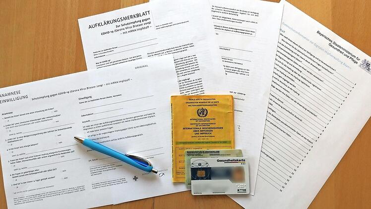 Bei der Anmeldung im Impfzentrum müssen Dokumente vorgelegt werden - unter anderem Personalausweis, Impfpass, Krankenversicherungskarte sowie Aufklärungsbögen des Robert Koch-Instituts.
