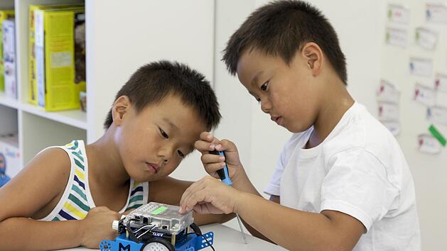Die Nachfrage nach Kursen, Workshops oder Feriencamps der Haba-Digitalwerkstatt, in denen Kinder zum Beispiel Roboter bauen, ist im Corona-Jahr 2020 deutlich angestiegen. Foto: Emily Sophie Süß