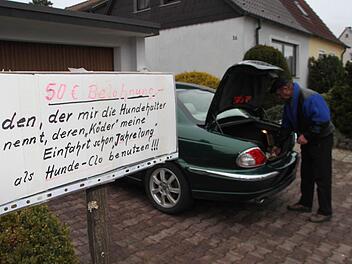 Ludwig Braunersreuther muss höllisch aufpassen, dass er nicht in einen Hundehaufen trifft, wenn er seinen Jaguar in der Einfahrt parkt und aussteigt. Die Tretminen auf dem rotbraunen Pflaster sind gar nicht leicht zu erkennen. Jetzt hat er 50 Euro Belohnung ausgesetzt. Foto: Stephan Tiroch