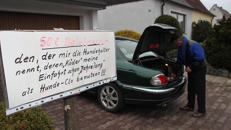 Ludwig Braunersreuther muss höllisch aufpassen, dass er nicht in einen Hundehaufen trifft, wenn er seinen Jaguar in der Einfahrt parkt und aussteigt. Die Tretminen auf dem rotbraunen Pflaster sind gar nicht leicht zu erkennen. Jetzt hat er 50 Euro Belohnung ausgesetzt. Foto: Stephan Tiroch