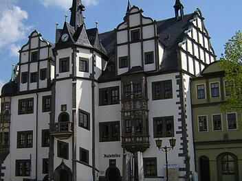 War jetzt das Ziel von Einbrechern: das Rathaus der Kulmbacher Partnerstadt Saalfeld. In dem 1526 erbauten Wahrzeichen der thüringischen Stadt wurden 20 Büroräume verwüstet. Foto: Franzfoto