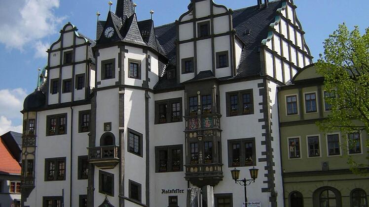 War jetzt das Ziel von Einbrechern: das Rathaus der Kulmbacher Partnerstadt Saalfeld. In dem 1526 erbauten Wahrzeichen der thüringischen Stadt wurden 20 Büroräume verwüstet. Foto: Franzfoto