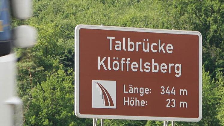 Laut Schild ist die alte Brücke einen Meter höher als die neue.