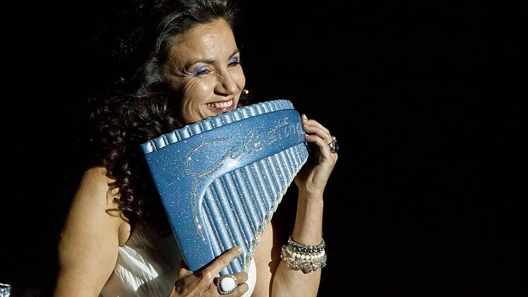 Daniela dé Santos verzauberte das Publikum in der Coburger Heilig-Kreuz-Kirche mit ihrer Kristall-Panflöte. Foto: Jochen Berger