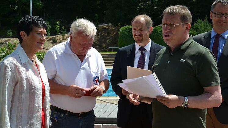 Auch Inge Aures erhielt f&uuml;r ihre 25-j&auml;hrige Mitgliedschaft eine Urkunde, &uuml;berreicht von OB Henry Schramm. Foto: Uschi Prawitz