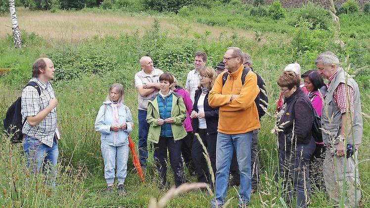 Ingo Queck (links) und Matthias Elm (5. von links) zeigten den Wanderern die geographisch-biologische-historische Vielfalt rund um den Pilsterfelsen auf. Foto: Stephanie Elm