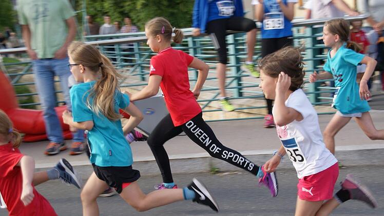 Beim Schülerlauf der Mädchen über 780 Meter gaben die Nachwuchsathletinnen alles. Foto: Mario Deller