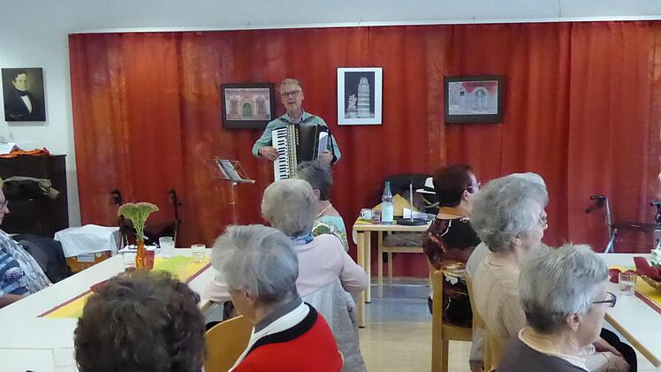 Bad Kissingens Stadtmusikdirektor und Chef der Städtischen Musikschule Bernd Hammer spielte im Erzählcafé in Münnerstadt und berichtete von den Stationen seines Lebens.Thomas Ahnert