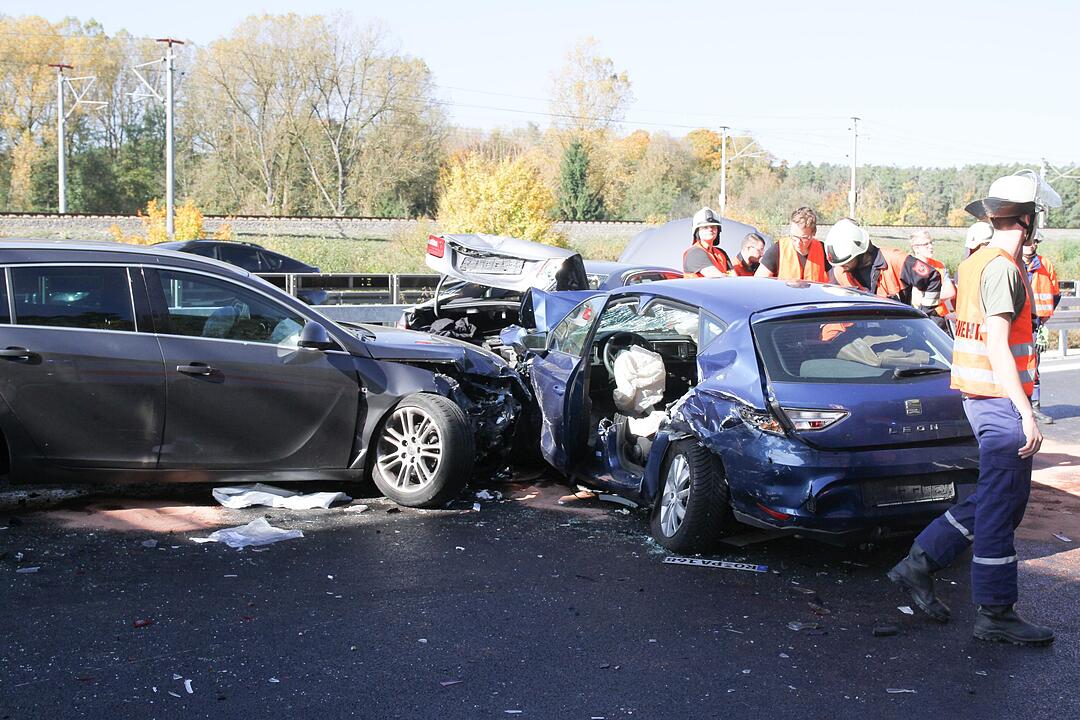 Schlimme Unfallserie auf der A9: Drei Personen schweben in akuter Lebensgefahr