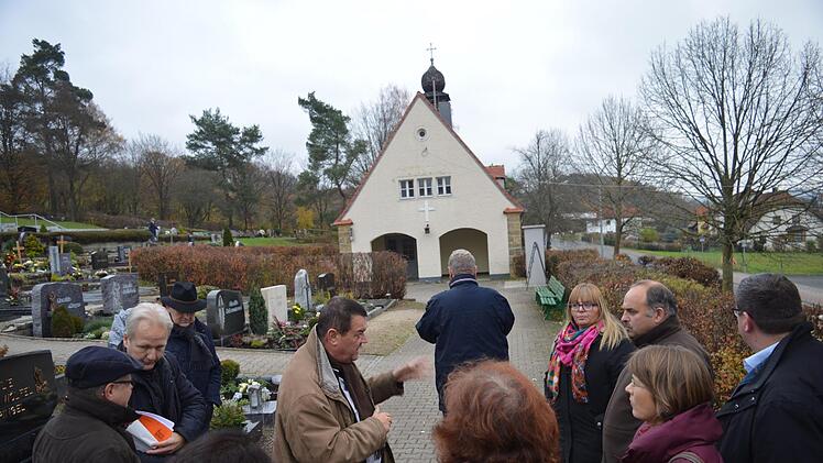 2018 soll die zudem die Sanierung des Friedhofsgebäude in Reuth angegangen werden. Foto: Ronald Heck