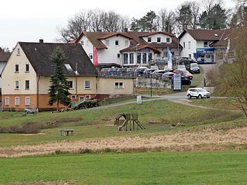 Am Ortsende von Kottendorf soll ein Gemeinschaftshaus für die Dorfgemeinschaft gebaut werden beziehungsweise die Dorfgemeinschaft will es es zu großen Teilen selbst bauen - Eigenleistung war das Zauberwort, das den Gemeinderat Breitbrunn diese Woche davon überzeugte, das Vorhaben zu unterstützen.  Foto: Günther Geiling
