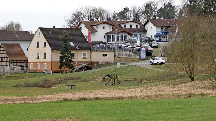 Am Ortsende von Kottendorf soll ein Gemeinschaftshaus für die Dorfgemeinschaft gebaut werden beziehungsweise die Dorfgemeinschaft will es es zu großen Teilen selbst bauen - Eigenleistung war das Zauberwort, das den Gemeinderat Breitbrunn diese Woche davon überzeugte, das Vorhaben zu unterstützen.  Foto: Günther Geiling