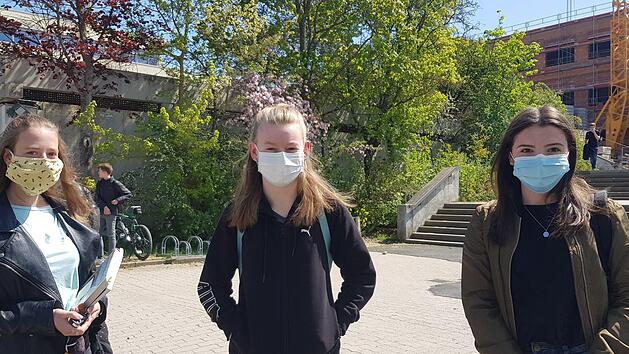 Verena Hohaus aus Neubrunn, Merle Kleist aus Schottenstein und Nina Franz aus Stettfeld (von links) werden in wenigen Wochen in Ebern zur Abiturprüfung antreten. Gestern trafen sie nach wochenlanger Zwangspause erstmals wieder am Friedrich-Rückert-Gymnasium zusammen. "Das ist nicht mehr wie normale Schule", sagen sie zu den aktuellen Lernbedingungen.  Fotos: eckehad kiesewetter