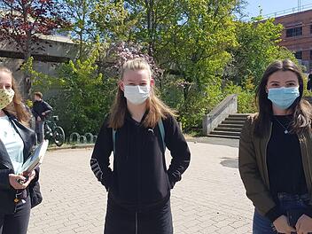 Verena Hohaus aus Neubrunn, Merle Kleist aus Schottenstein und Nina Franz aus Stettfeld (von links) werden in wenigen Wochen in Ebern zur Abiturprüfung antreten. Gestern trafen sie nach wochenlanger Zwangspause erstmals wieder am Friedrich-Rückert-Gymnasium zusammen. "Das ist nicht mehr wie normale Schule", sagen sie zu den aktuellen Lernbedingungen.  Fotos: eckehad kiesewetter