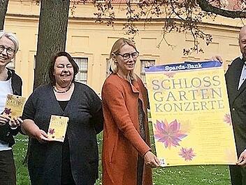 Anne Reimann (Leiterin des Kulturamts der Stadt Erlangen), Edith Scholz (Kulturamt, Programm), Anke Steinert-Neuwirth (Referentin für Kultur, Bildung und Freizeit der Stadt Erlangen), Markus Lehnemann (Vorstandsmitglied der Sparda-Bank Nürnberg; von links) im Erlanger Schlossgarten vor der Orangerie