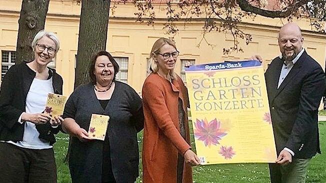 Anne Reimann (Leiterin des Kulturamts der Stadt Erlangen), Edith Scholz (Kulturamt, Programm), Anke Steinert-Neuwirth (Referentin für Kultur, Bildung und Freizeit der Stadt Erlangen), Markus Lehnemann (Vorstandsmitglied der Sparda-Bank Nürnberg; von links) im Erlanger Schlossgarten vor der Orangerie