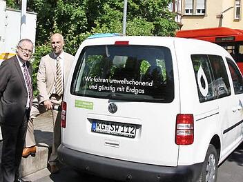 Stadtwerke-Chef Manfred Zimmer und Oberbürgermeister Kay Blankenburg propagieren den Einsatz von Biogas in Autos.  Foto: Edgar Bartl