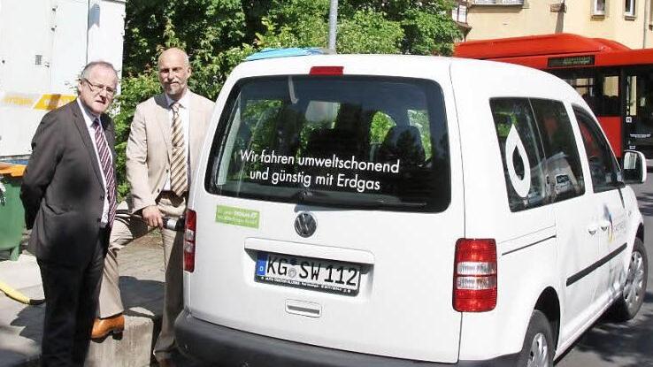 Stadtwerke-Chef Manfred Zimmer und Oberbürgermeister Kay Blankenburg propagieren den Einsatz von Biogas in Autos.  Foto: Edgar Bartl