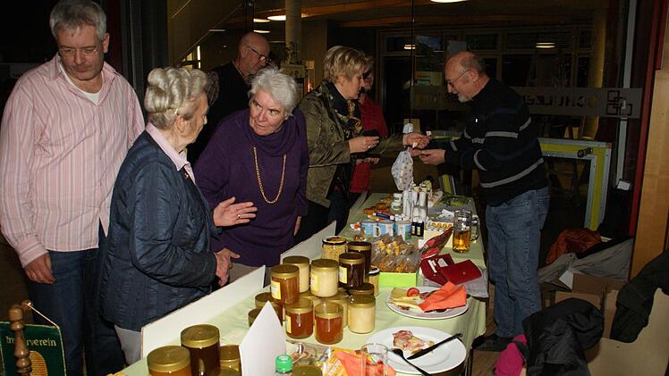 Die Spezialitäten der teilnehmenden Dörfer fanden beim Ehrenabend des Kreisverbands für Gartenbau und Landespflege viele Interessenten. Foto: Sabine Weinbeer