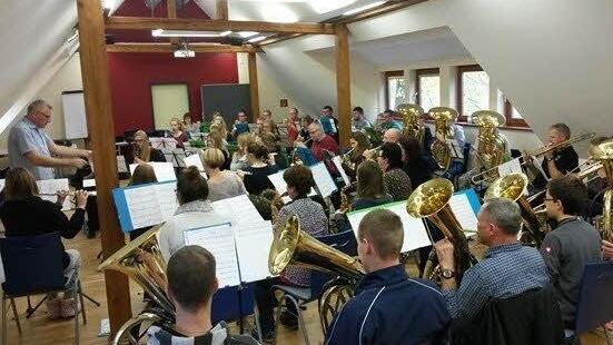 Unter Leitung von Dirigent Thomas Bogner verbrachten Eschenbacher Musikanten ein intensives Probenwochenende in Fulda. Foto: Thomas Reuter
