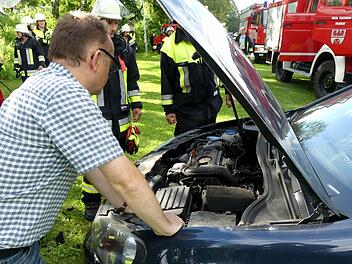 Ein Marder hatte sich unter der Motorhaube zu schaffen gemacht und einen Fahrzeugbrand ausgelöst - der aber glimpflich ausging. Foto: Dieter Hübner